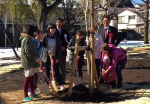 子どもたちと桜の木を植樹